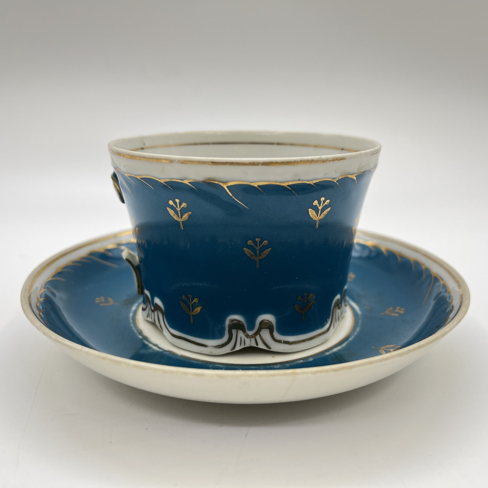 Пара чайная с цветочным декором, фарфор, крытье, золочение, Дмитровский фарфоровый завод (ДФЗ Вербилки), СССР, 1951-1954 гг.