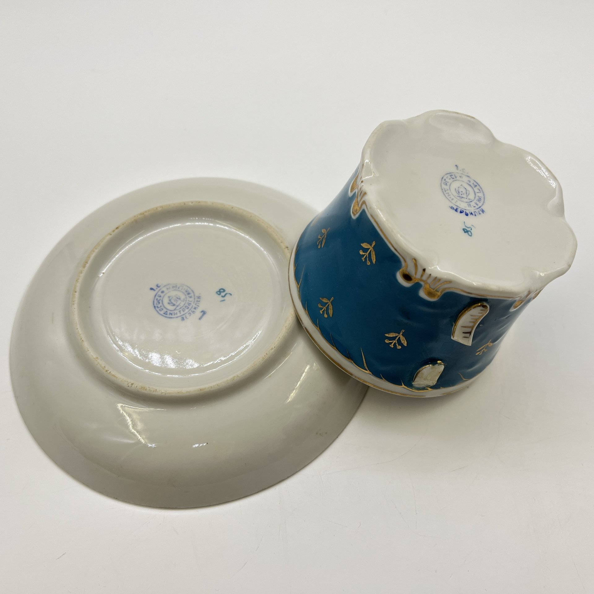 Пара чайная с цветочным декором, фарфор, крытье, золочение, Дмитровский фарфоровый завод (ДФЗ Вербилки), СССР, 1951-1954 гг.