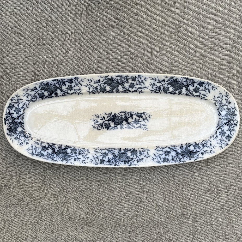 Блюдо продолговатой формы (большое) с декором в виде ягод на ветках, Villeroy & Boch