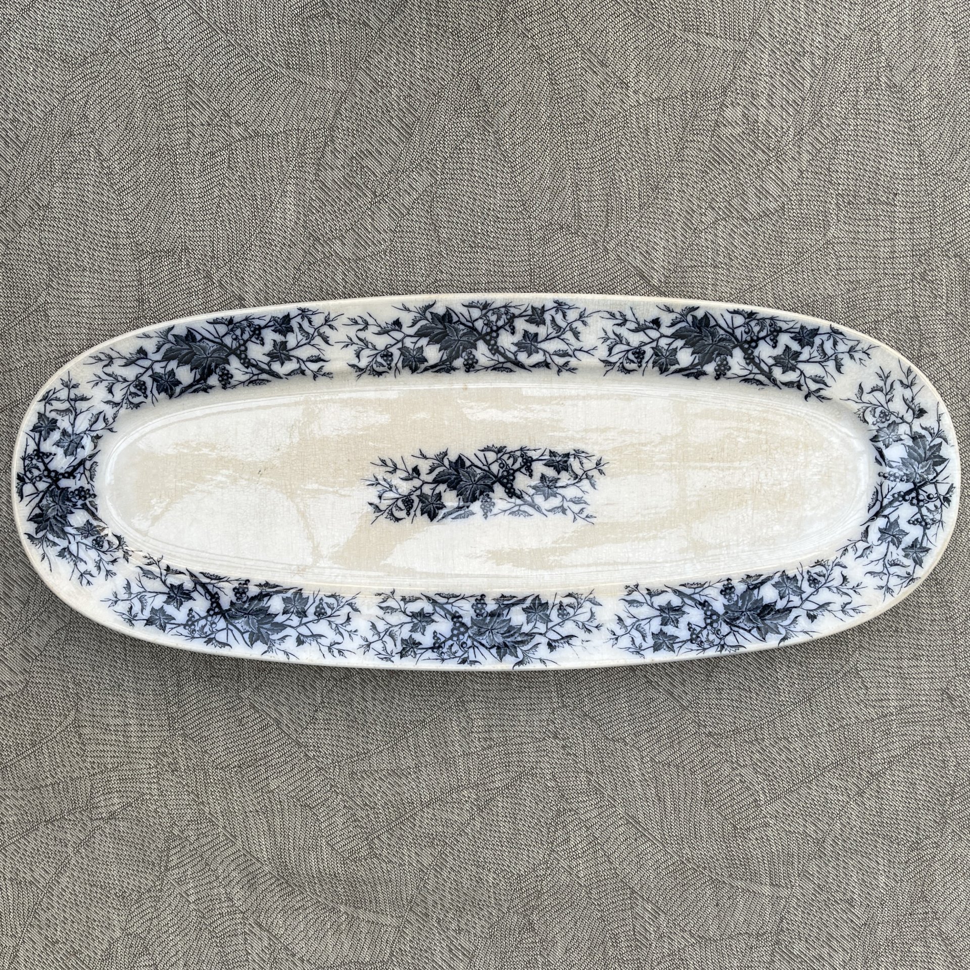 Блюдо продолговатой формы (большое) с декором в виде ягод на ветках, Villeroy & Boch