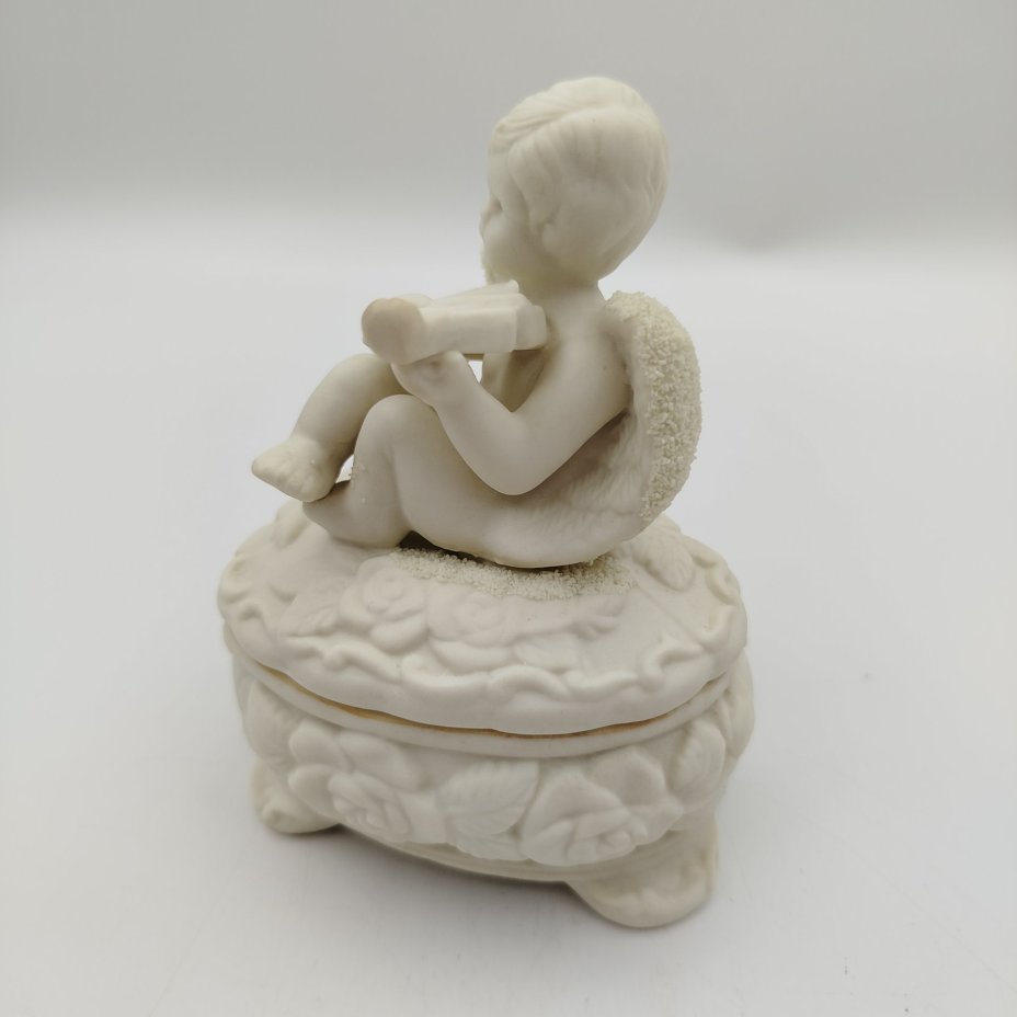 Шкатулка с путти на крышке, композитный материал, Китай, 1990-2000 гг., Китай