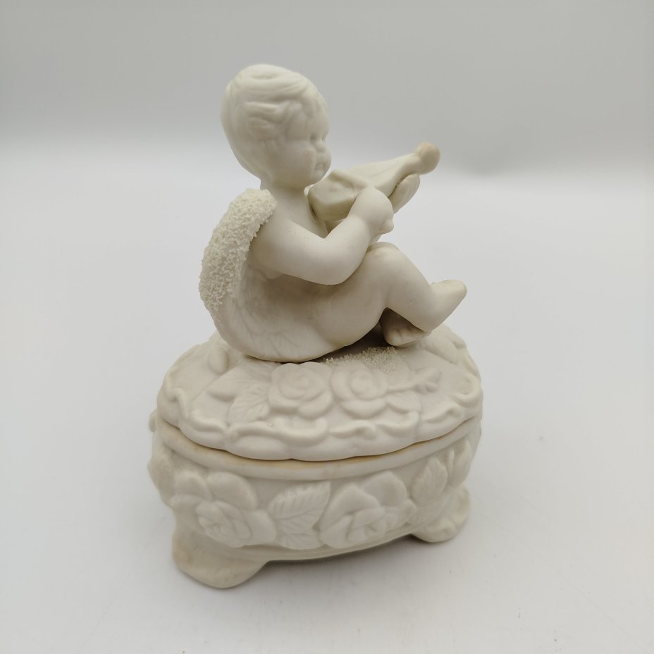 Шкатулка с путти на крышке, композитный материал, Китай, 1990-2000 гг., Китай