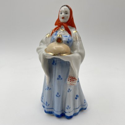 Статуэтка "Девушка с караваем", скульптор Малышева Н.А., фарфор, роспись, золочение, Дулевский фарфоровый завод (Дулёво), СССР, 1952-1964 гг.