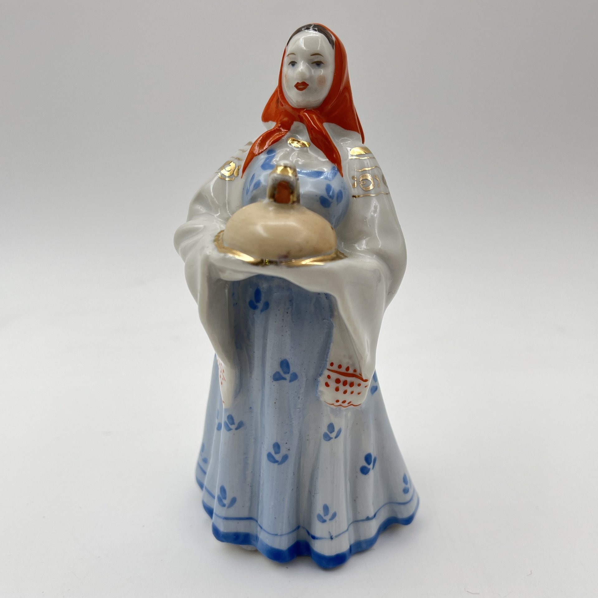 Статуэтка "Девушка с караваем", скульптор Малышева Н.А., фарфор, роспись, золочение, Дулевский фарфоровый завод (Дулёво), СССР, 1952-1964 гг.