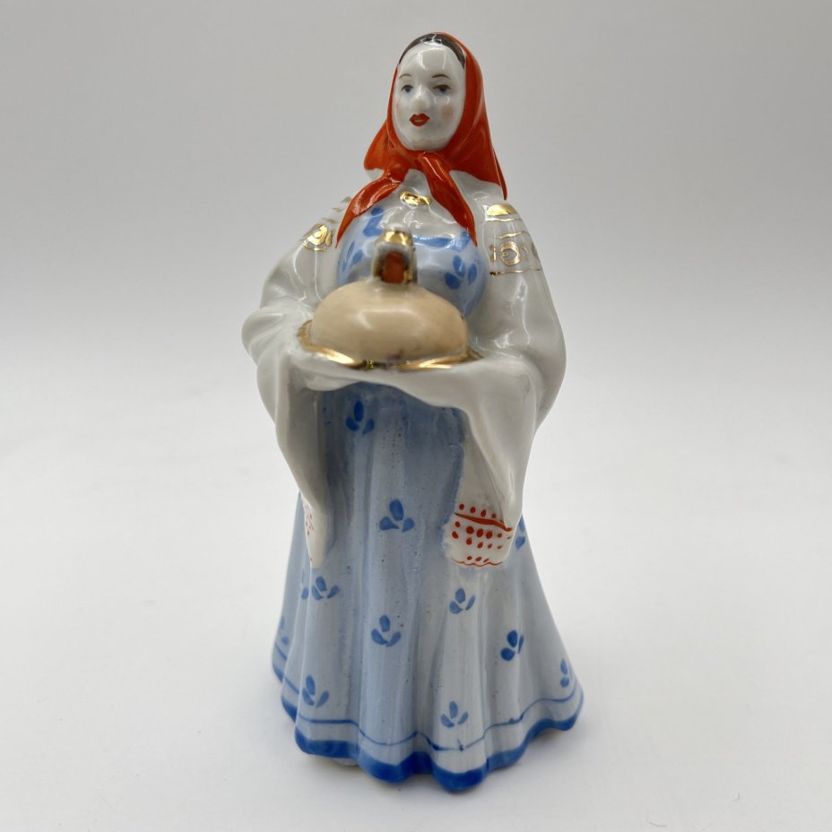 Статуэтка "Девушка с караваем", скульптор Малышева Н.А., фарфор, роспись, золочение, Дулевский фарфоровый завод (Дулёво), СССР, 1952-1964 гг.