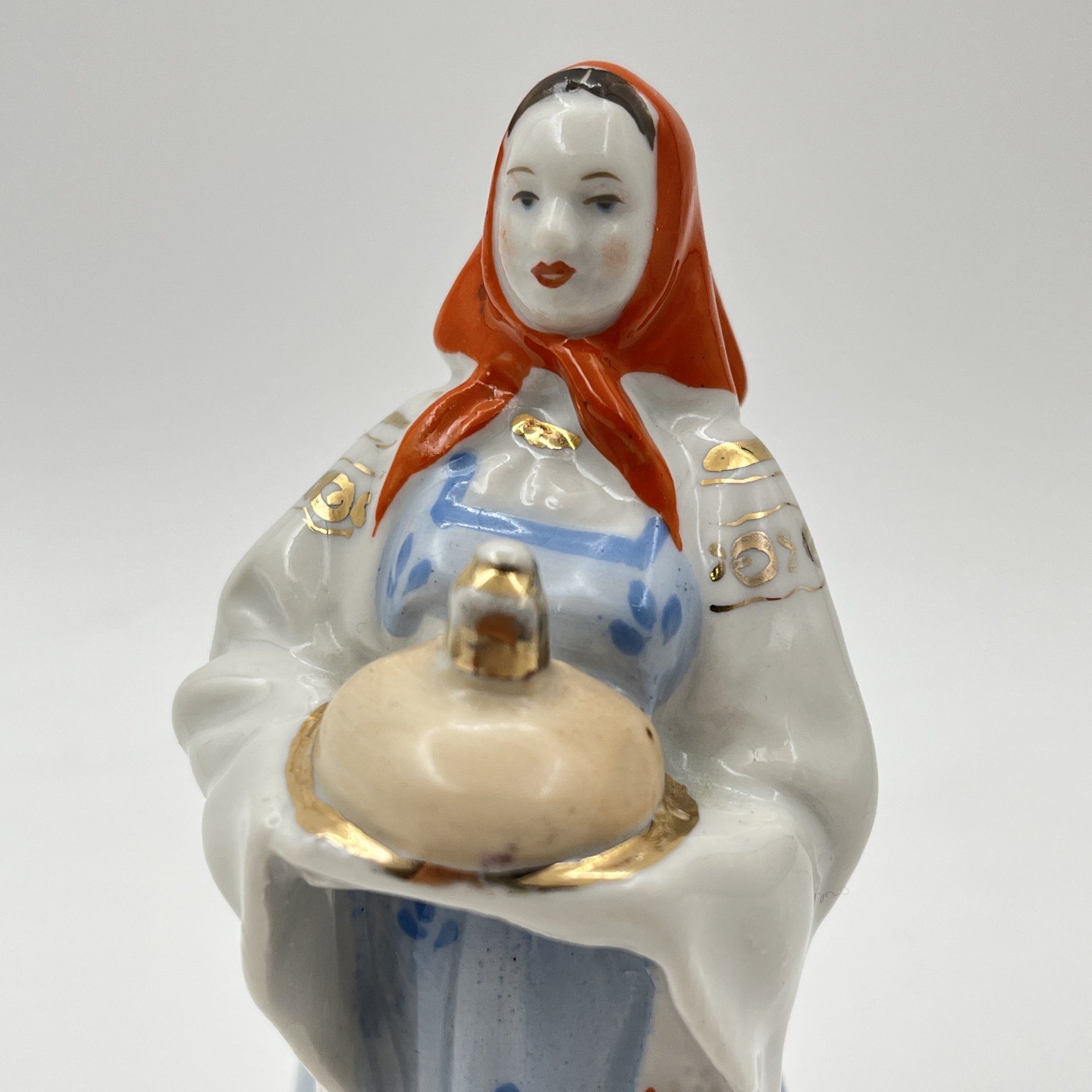Статуэтка "Девушка с караваем", скульптор Малышева Н.А., фарфор, роспись, золочение, Дулевский фарфоровый завод (Дулёво), СССР, 1952-1964 гг.
