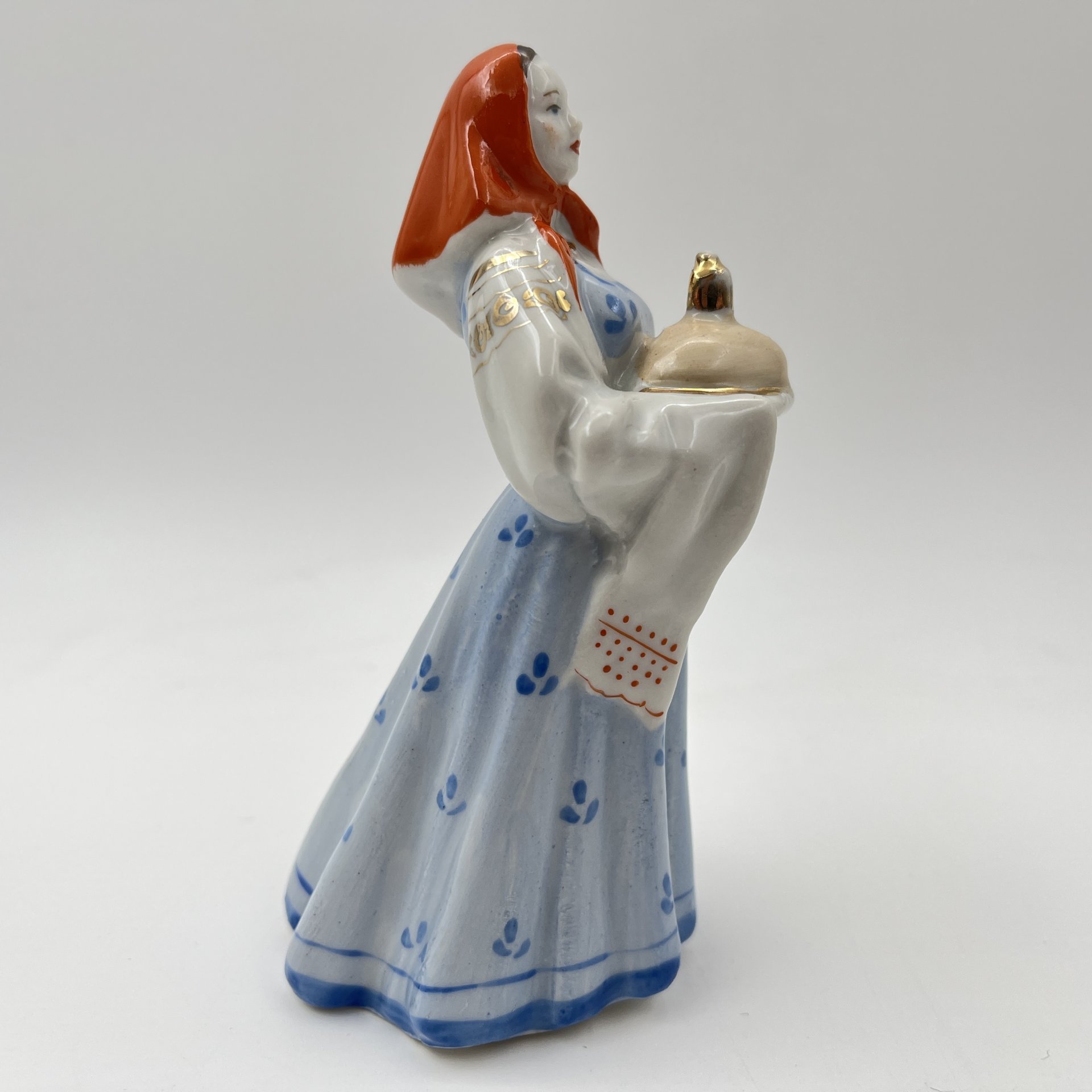 Статуэтка "Девушка с караваем", скульптор Малышева Н.А., фарфор, роспись, золочение, Дулевский фарфоровый завод (Дулёво), СССР, 1952-1964 гг.