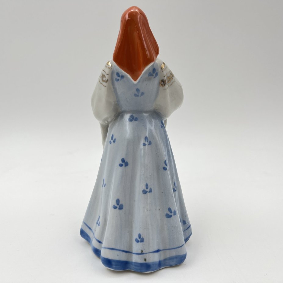 Статуэтка "Девушка с караваем", скульптор Малышева Н.А., фарфор, роспись, золочение, Дулевский фарфоровый завод (Дулёво), СССР, 1952-1964 гг.