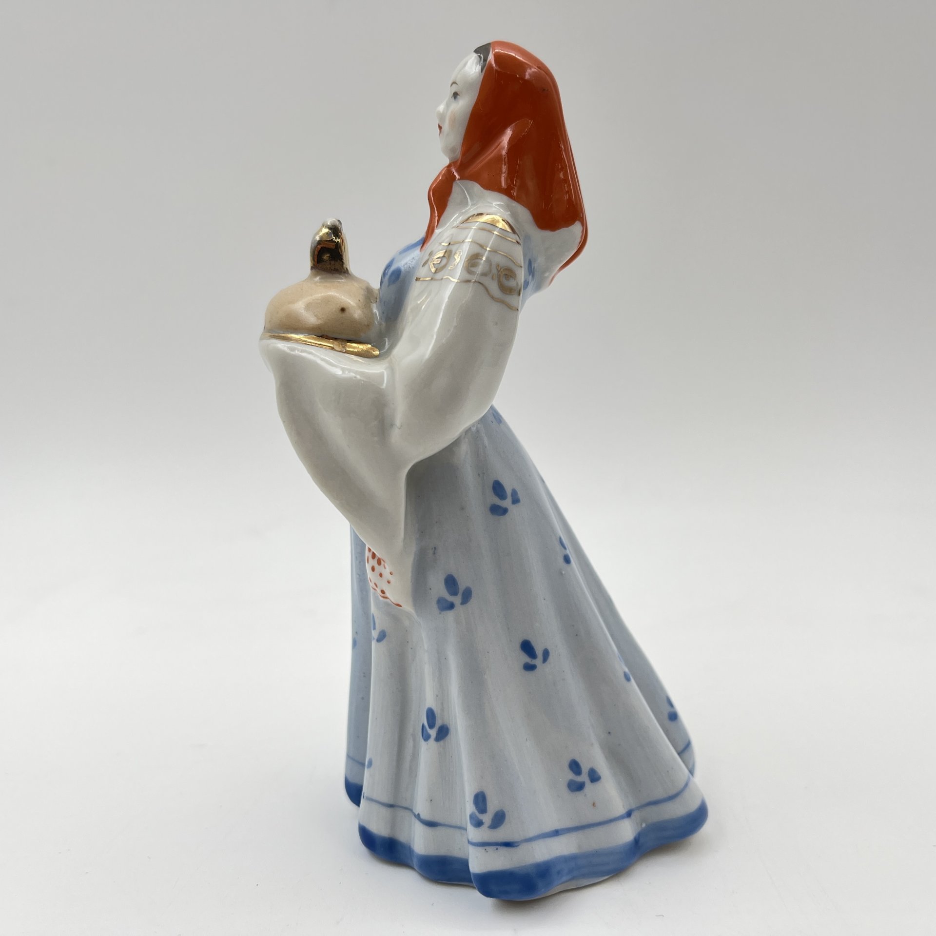 Статуэтка "Девушка с караваем", скульптор Малышева Н.А., фарфор, роспись, золочение, Дулевский фарфоровый завод (Дулёво), СССР, 1952-1964 гг.