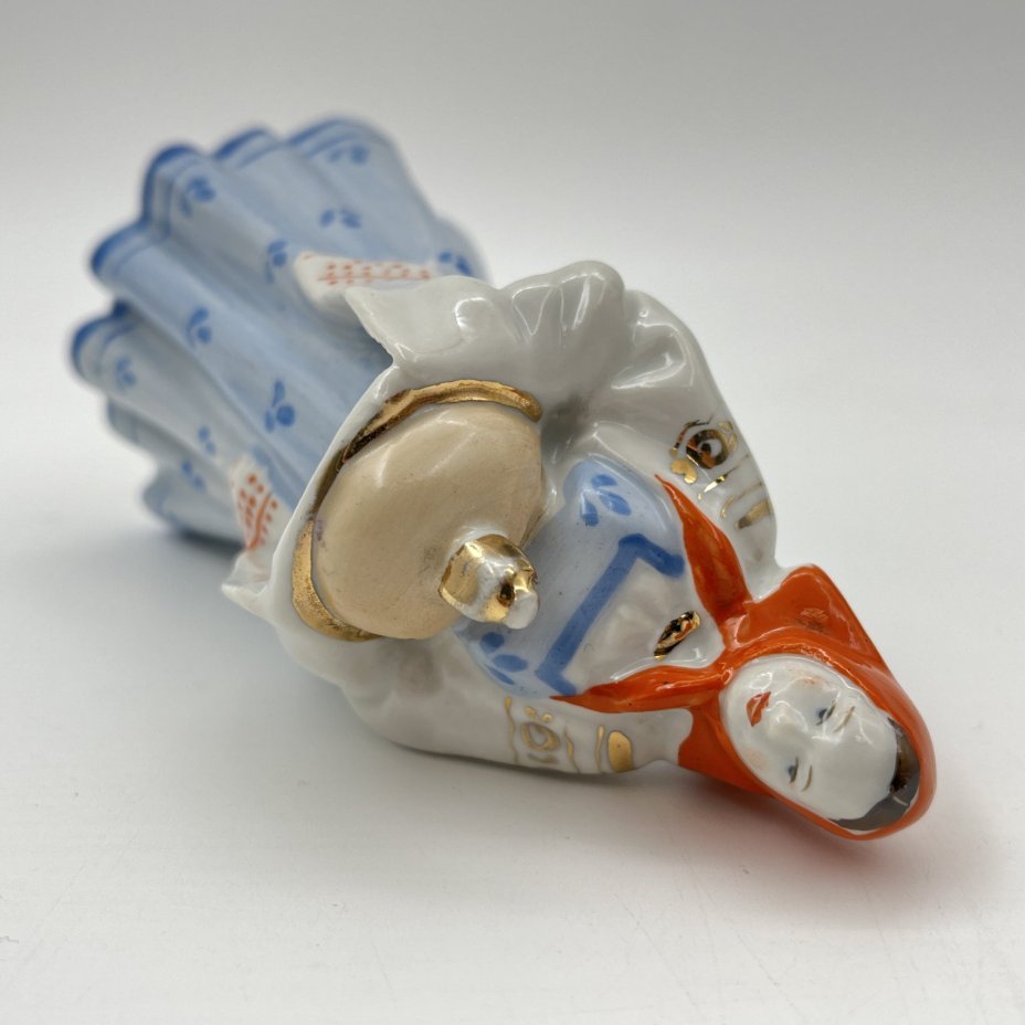 Статуэтка "Девушка с караваем", скульптор Малышева Н.А., фарфор, роспись, золочение, Дулевский фарфоровый завод (Дулёво), СССР, 1952-1964 гг.