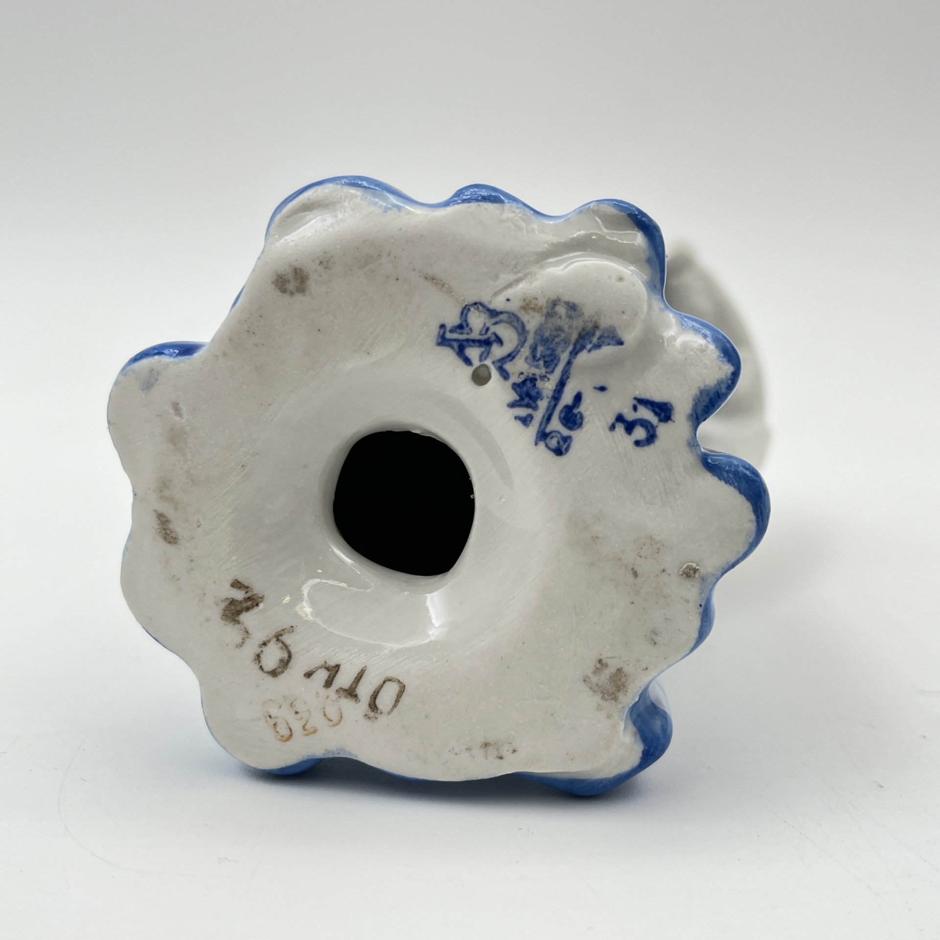 Статуэтка "Девушка с караваем", скульптор Малышева Н.А., фарфор, роспись, золочение, Дулевский фарфоровый завод (Дулёво), СССР, 1952-1964 гг.