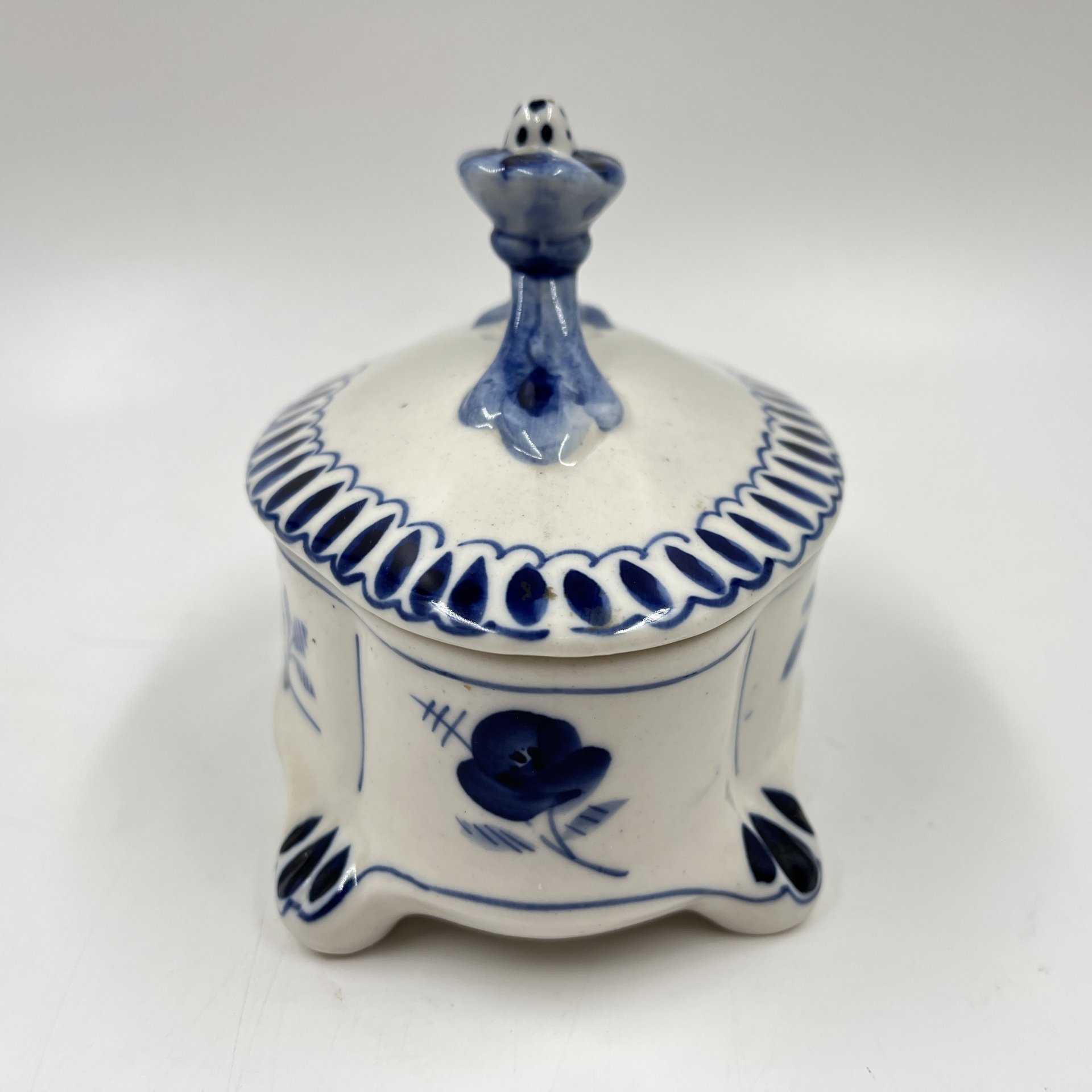Шкатулка, украшенная цветочным декором, фарфор, роспись, Объединение «Гжель», Объединение «Гжель»