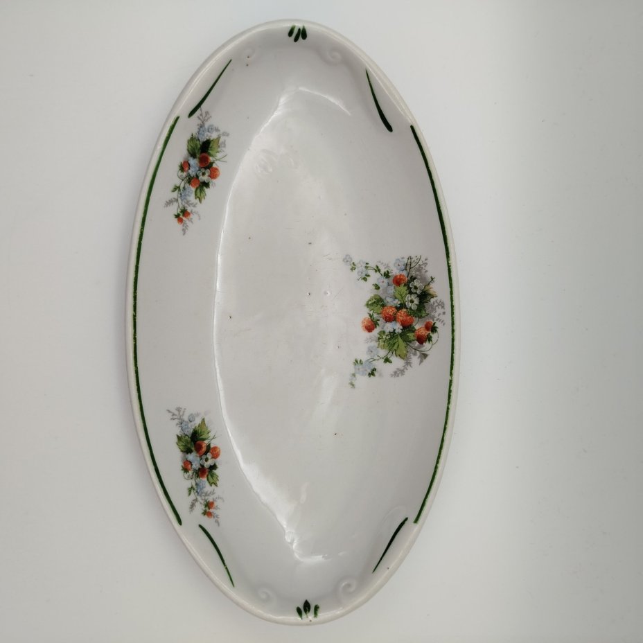 Салатник (селёдочница), украшенная изображением земляники, фарфор, деколь, Дулевский фарфоровый завод (Дулёво), СССР, 1940-1946 гг.