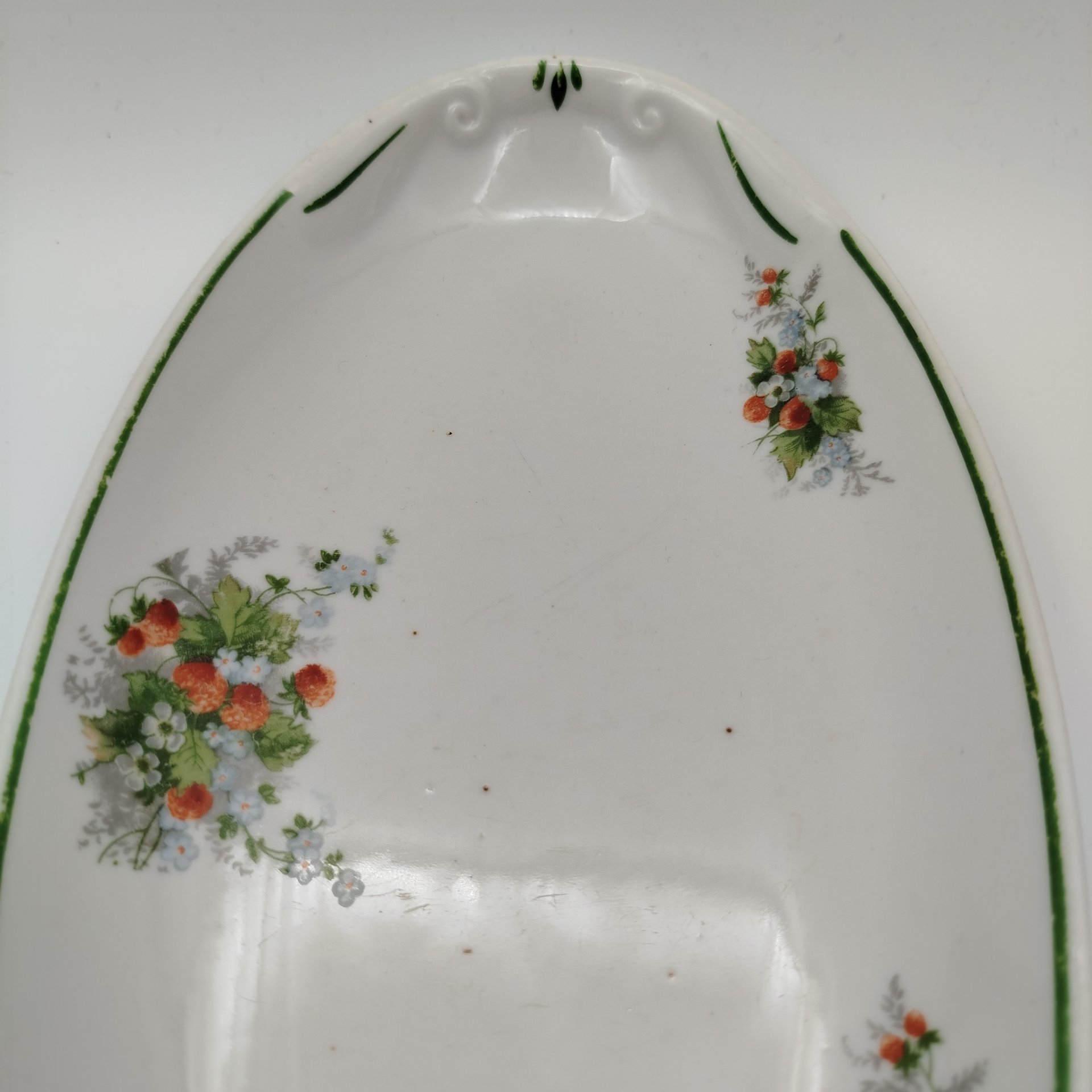 Салатник (селёдочница), украшенная изображением земляники, фарфор, деколь, Дулевский фарфоровый завод (Дулёво), СССР, 1940-1946 гг.