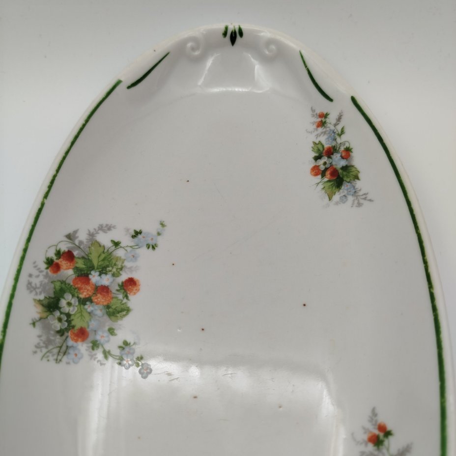 Салатник (селёдочница), украшенная изображением земляники