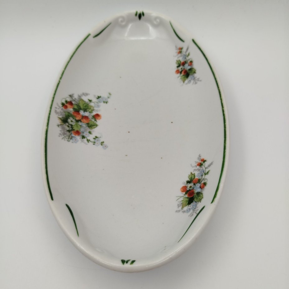 Салатник (селёдочница), украшенная изображением земляники