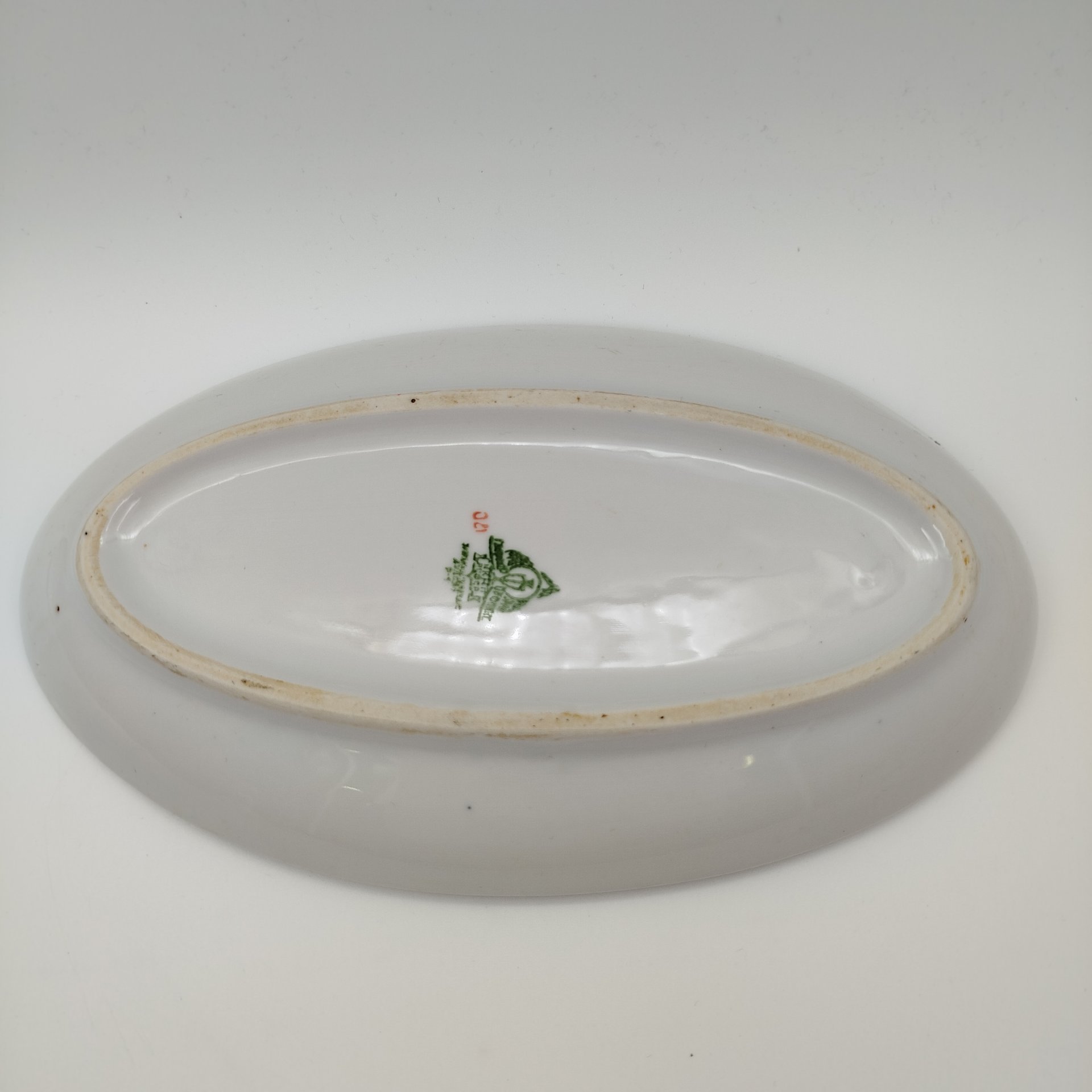 Салатник (селёдочница), украшенная изображением земляники, фарфор, деколь, Дулевский фарфоровый завод (Дулёво), СССР, 1940-1946 гг.