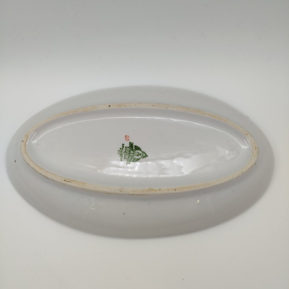 Салатник (селёдочница), украшенная изображением земляники