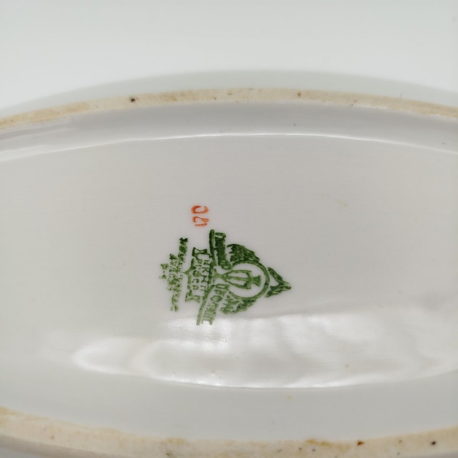 Салатник (селёдочница), украшенная изображением земляники