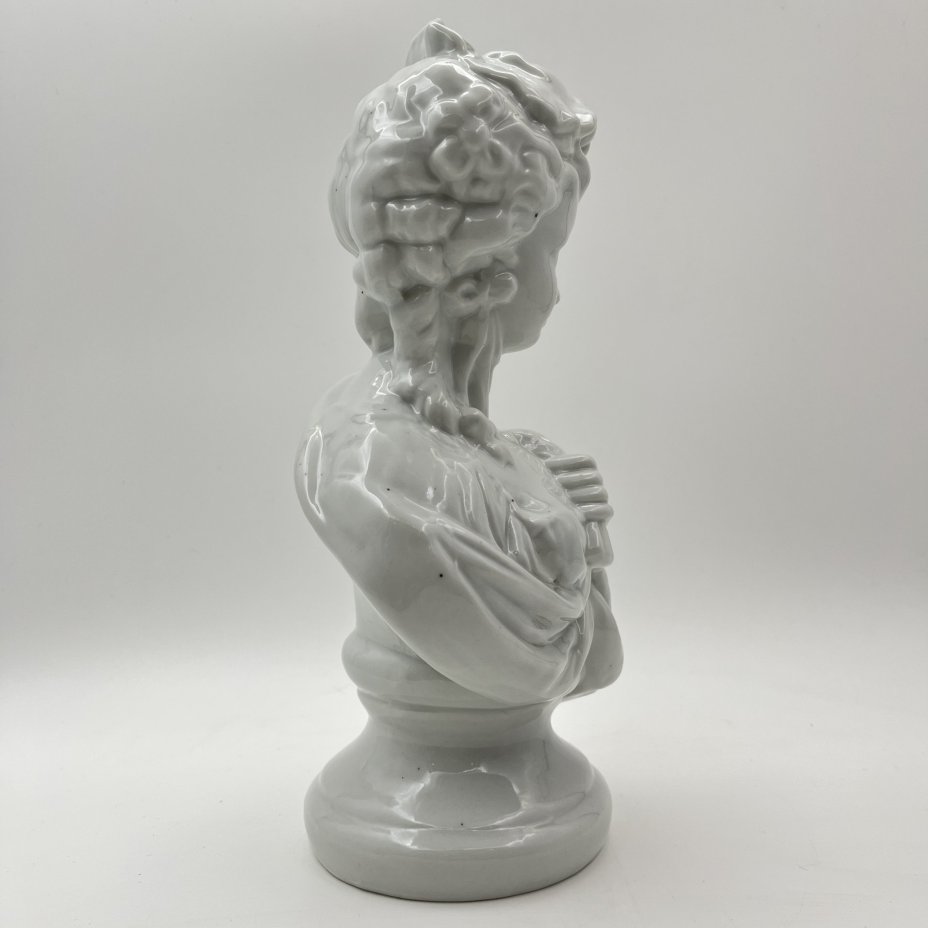 Бюст "Дама с букетом цветов"