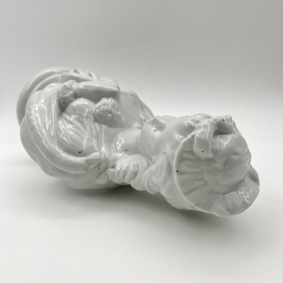 Бюст "Дама с букетом цветов"