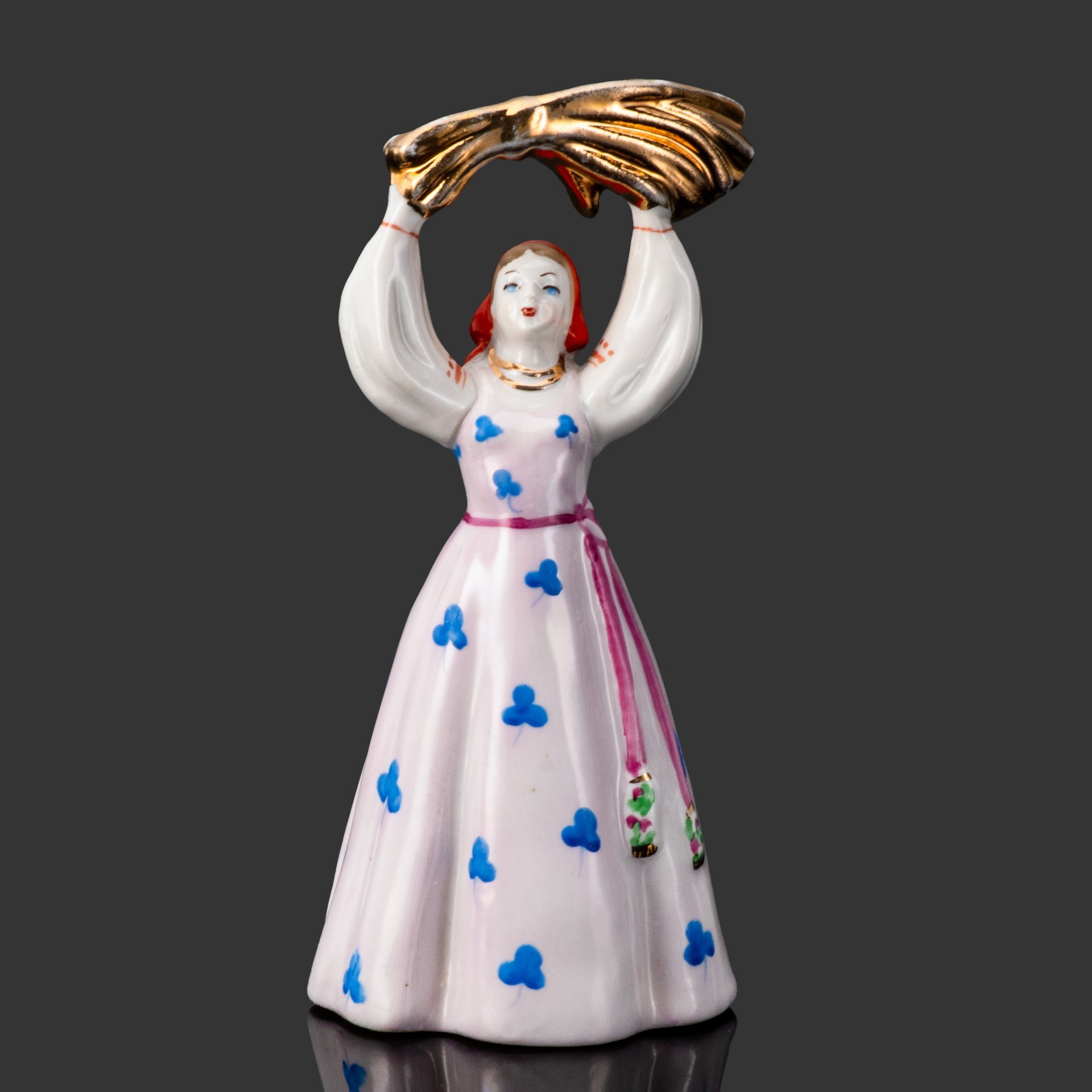 Статуэтка "Девушка со снопом" (розовый сарафан), скульптор Малышева Н.А., фарфор, роспись, люстр, золочение, Дулевский фарфоровый завод (Дулёво), СССР, 1961 г.