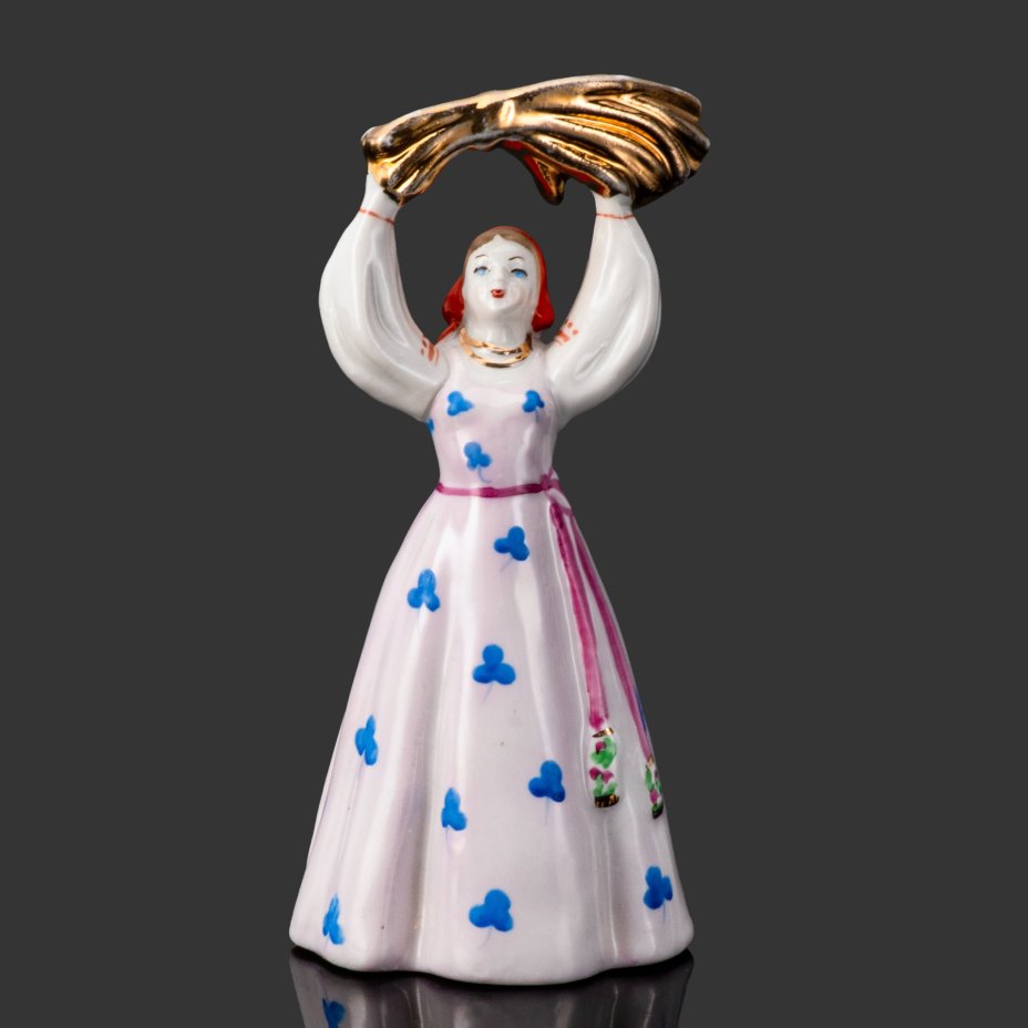 Статуэтка "Девушка со снопом" (розовый сарафан), скульптор Малышева Н.А., фарфор, роспись, люстр, золочение, Дулевский фарфоровый завод (Дулёво), СССР, 1961 г.