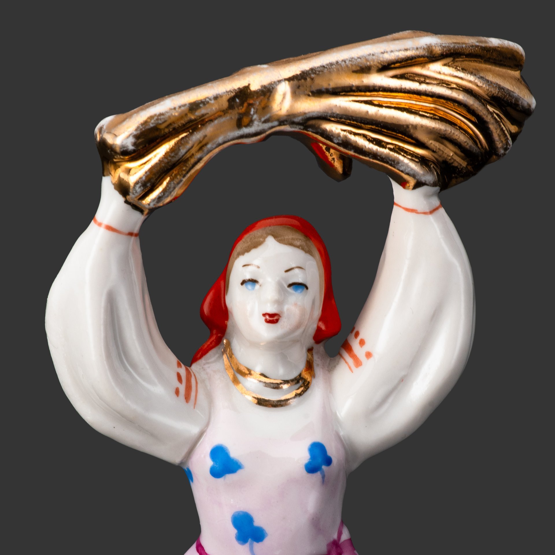 Статуэтка "Девушка со снопом" (розовый сарафан), скульптор Малышева Н.А., фарфор, роспись, люстр, золочение, Дулевский фарфоровый завод (Дулёво), СССР, 1961 г.