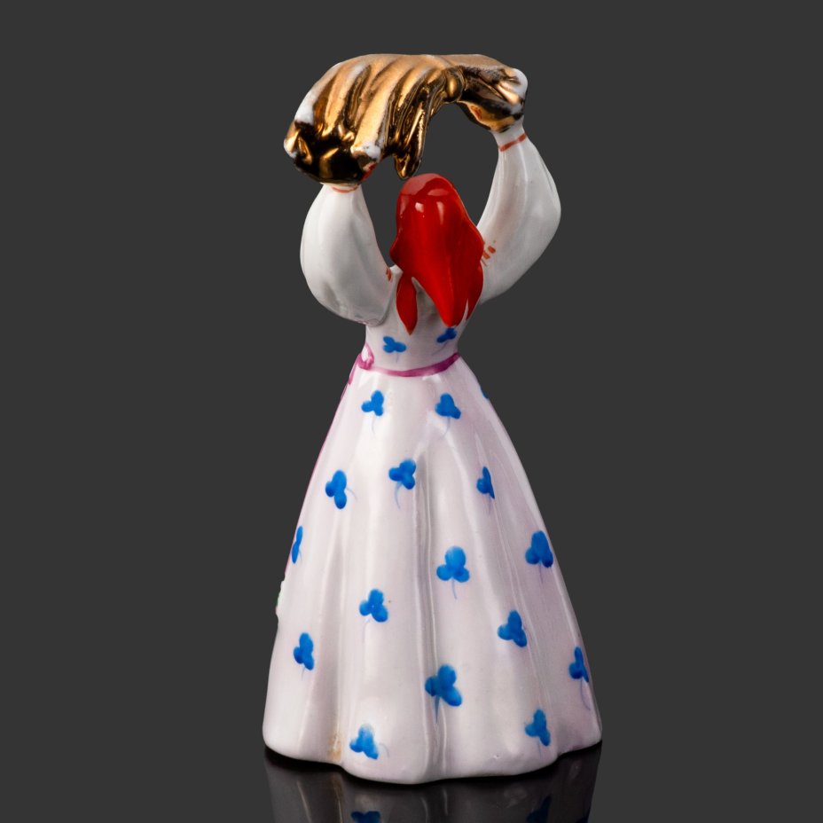 Статуэтка "Девушка со снопом" (розовый сарафан), скульптор Малышева Н.А., фарфор, роспись, люстр, золочение, Дулевский фарфоровый завод (Дулёво), СССР, 1961 г.