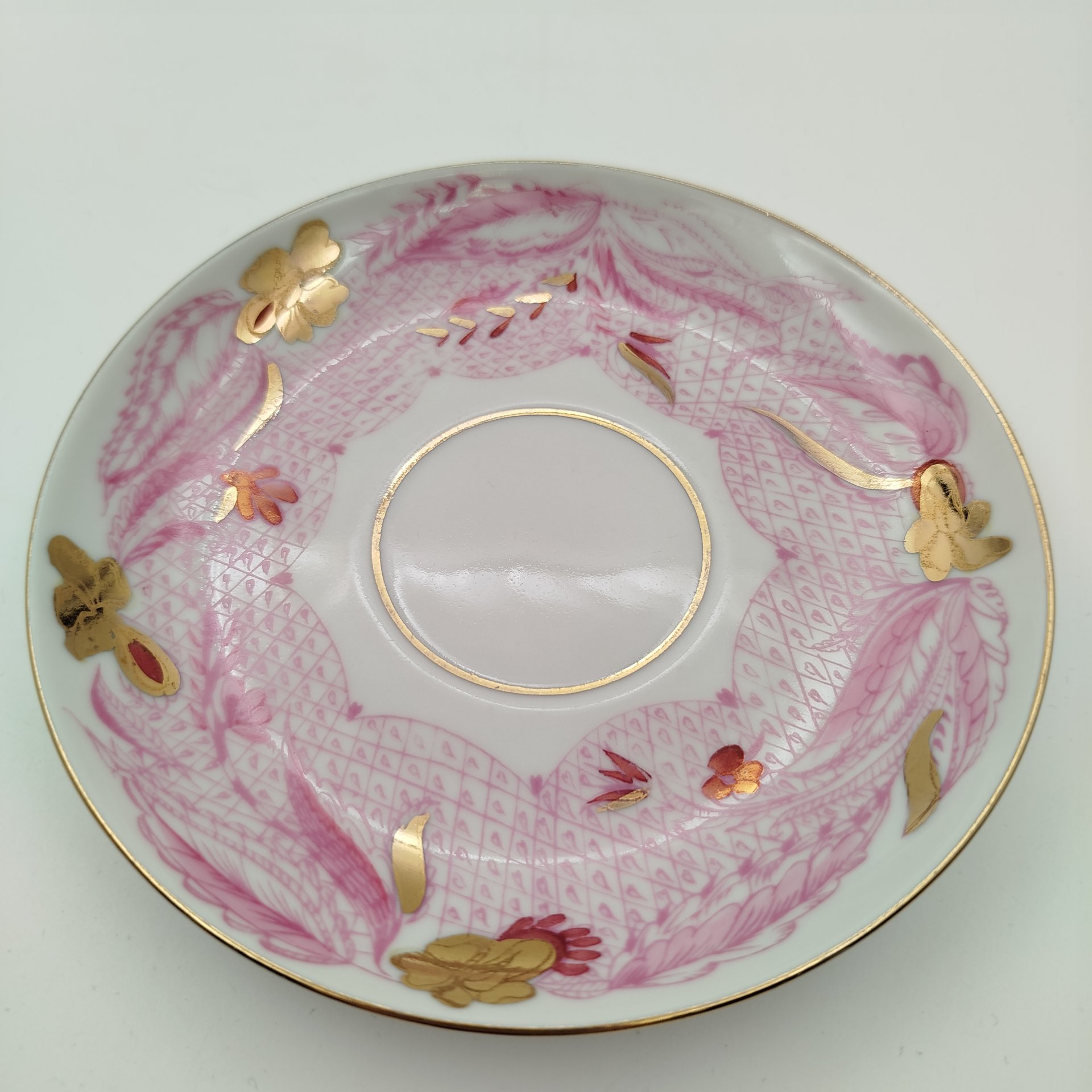 Пара чайная, украшенная декором в виде тюльпанов, фарфор, деколь, золочение, СССР, 1970-1989 гг.