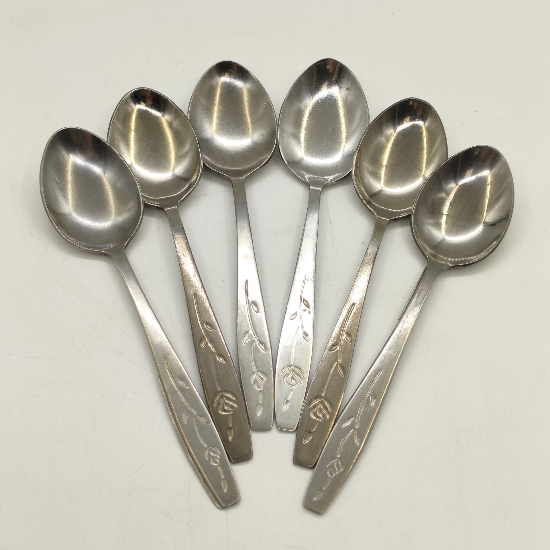 Набор из 6-ти чайных ложек с цветочным декором, Солнечногорский завод металлоизделий, нержавеющая сталь, СССР, 1960-1980 гг.