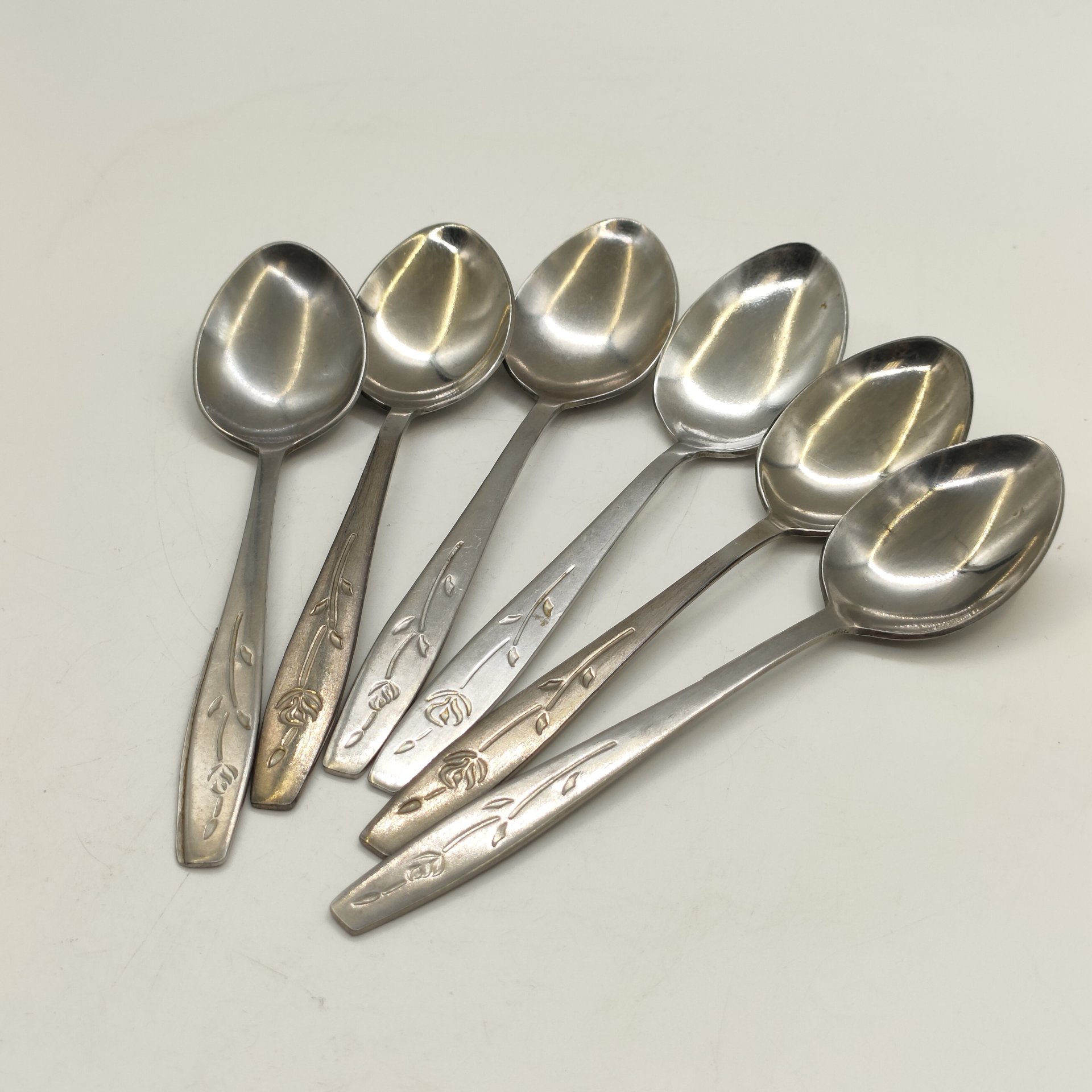 Набор из 6-ти чайных ложек с цветочным декором, Солнечногорский завод металлоизделий, нержавеющая сталь, СССР, 1960-1980 гг.