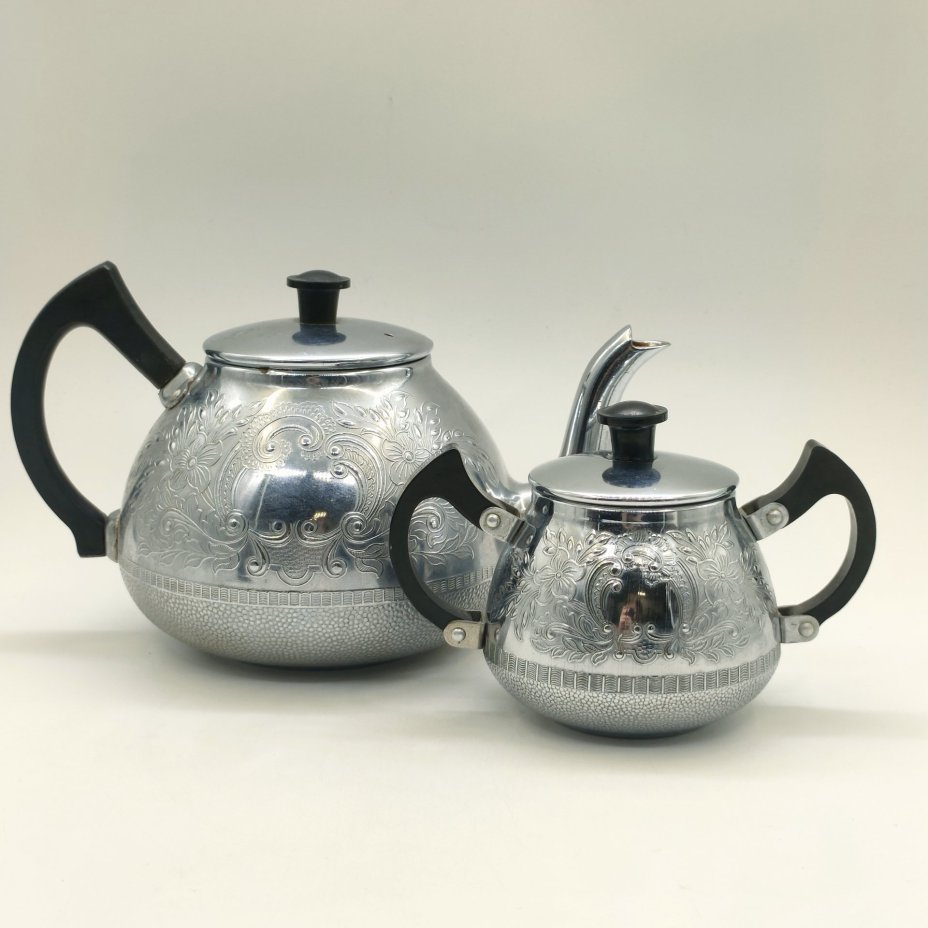 Набор из заварочного чайника и сахарницы с рельефным цветочным декором, металл, пластмасса, СССР, 1970-1990 гг.