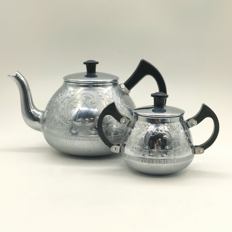 Набор из заварочного чайника и сахарницы с рельефным цветочным декором