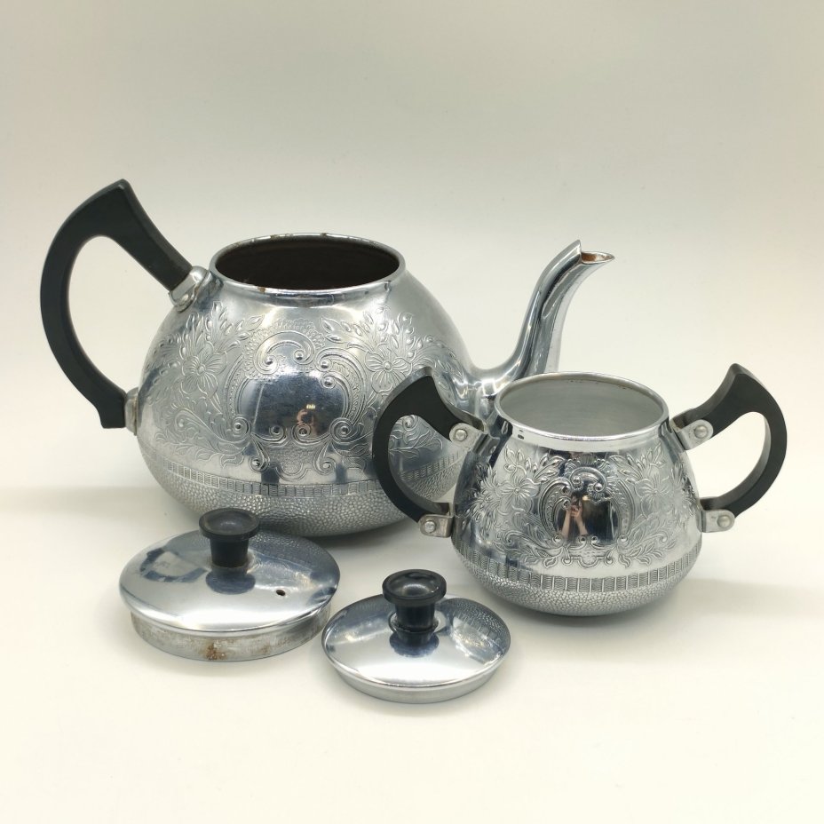 Набор из заварочного чайника и сахарницы с рельефным цветочным декором