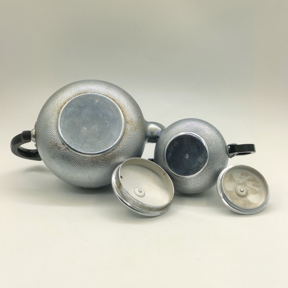 Набор из заварочного чайника и сахарницы с рельефным цветочным декором